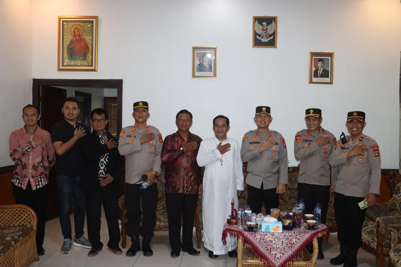 *Kapolres Lahat Silaturahmi Ke Gereja Santa Maria Memperingati Hari Wafat Isa Al-Masih Hari Paskah 2