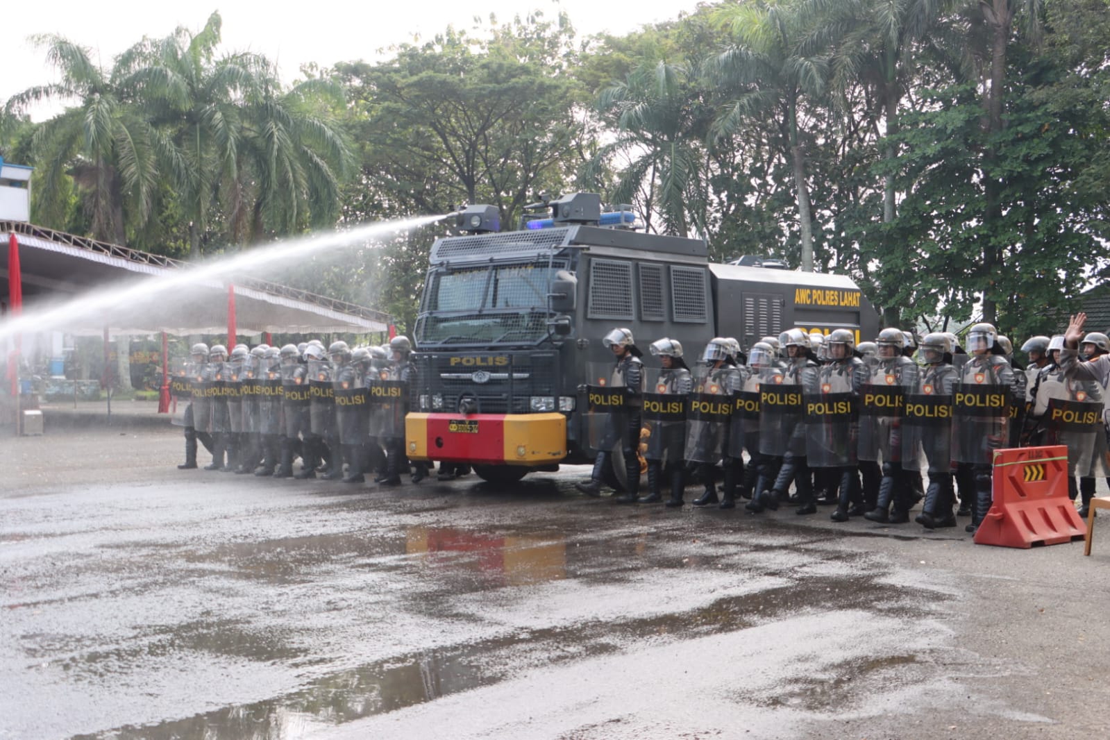 *Polres Lahat Tingkatkan Personel Melalui Latihan Simulasi Sispam Kota Potensi Aksi Unjuk Rasa*