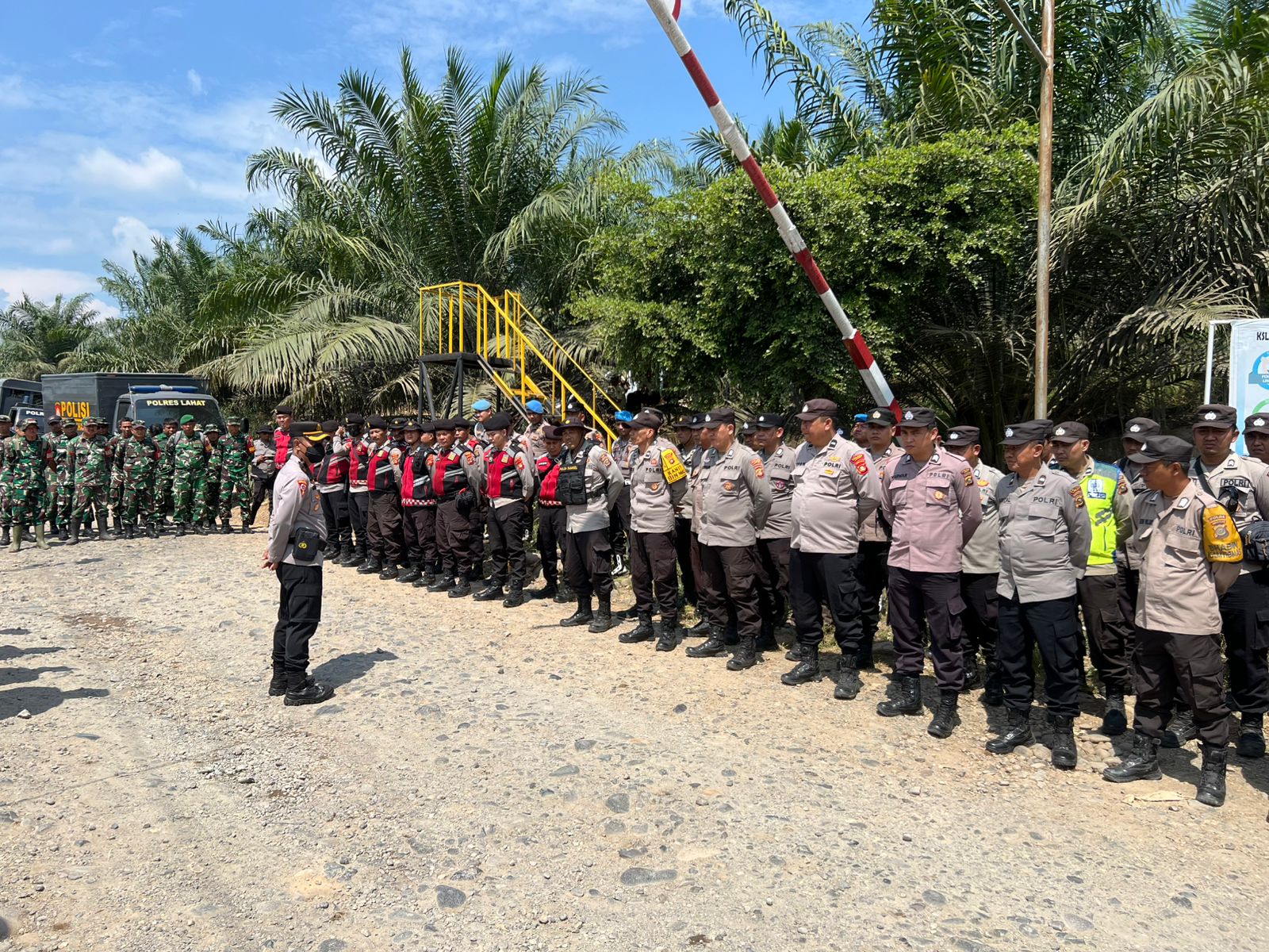 *Polres Lahat Lakukan Pengamanan Aksi Unjuk Rasa,Di PT.SMS Kikim Barat*